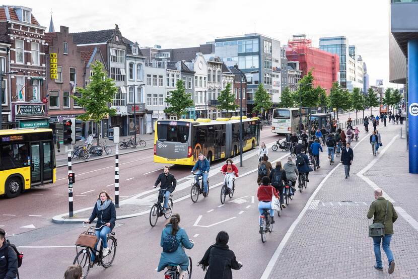 Fietsers en bussen in Utrecht