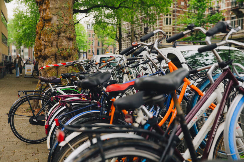 Foto van geparkeerde fietsen